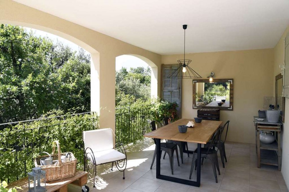 Mas provençal 150 m² toit 4 pentes avec terrasse couverte
